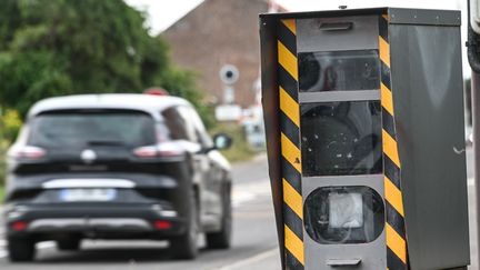 Une voiture passe devant un radar à Lens (Pas-de-Calais), le 27 juillet 2020. (DENIS CHARLET / AFP)