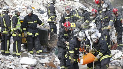 31 ao&ucirc;t 2014,&nbsp;Rosny-Sous-Bois, les pompiers fouillent les d&eacute;combres dans l'immeuble qui s'est effondr&eacute;. (CHRISTIAN HARTMANN / REUTERS )