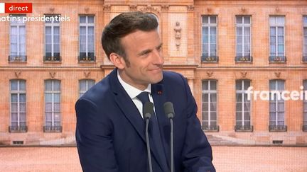 Emmanuel Macron sur le plateau de franceinfo, le 15 avril 2022. (FRANCEINFO)