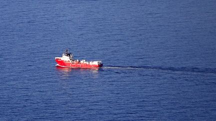 L'"Ocean Viking" en direction du port de Toulon (Var), le 10 novembre 2022. (PASCAL POCHARD-CASABIANCA / AFP)