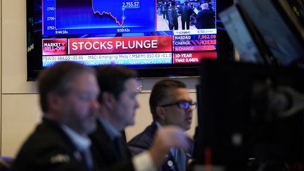 Des traders à l'ouverture de la bourse de Wall Street, à New York, le 9 mars 2020. (TIMOTHY A. CLARY / AFP)