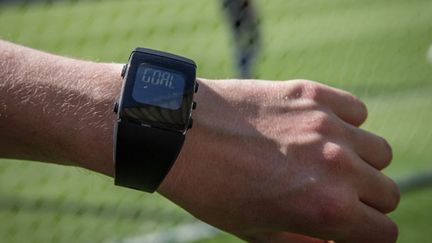 La montre de l'arbitre central peut valider le but grâce aux caméras placées dans le but et au mot "goal" qui lui est transmis sur une montre spéciale