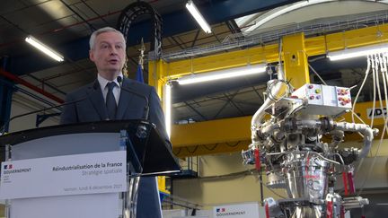 Le ministre de l'Économie Bruno Le Maire en visite à ArianeGroup à Vernon (Eure), le 6 décembre 2021. (ERIC PIERMONT / AFP)