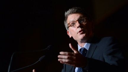 Vincent Peillon dans le grand amphithéâtre de la Sorbonne à Paris où se tient la concertation sur l'éducation. (MARTIN BUREAU / AFP)