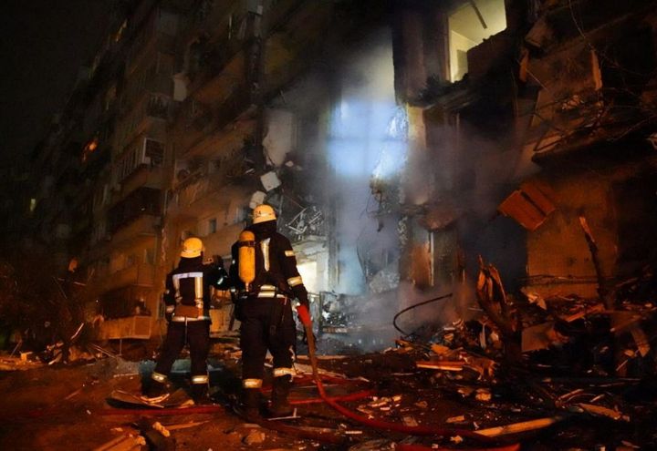 Les pompiers tentent d'éteindre un incendie dans la banlieue de Kiev,&nbsp;au deuxième jour de l'attaque russe, le 25 février 2022. (UKRAINE EMERGENCY MINISTRY / HAN / ANADOLU AGENCY / AFP)