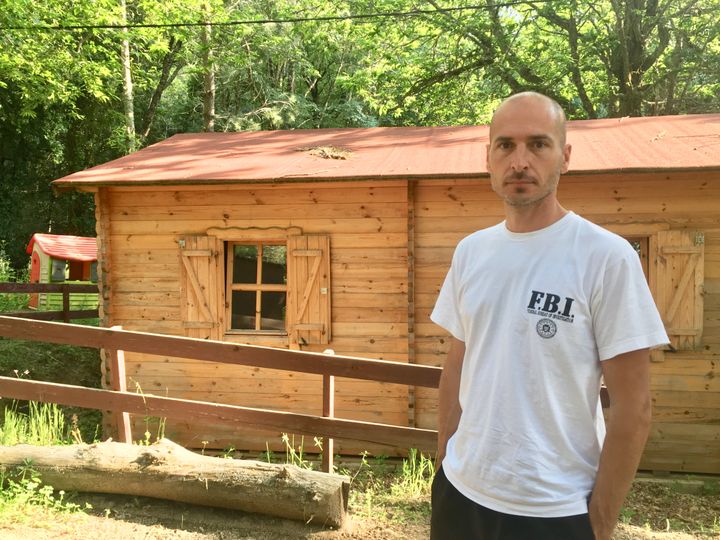 Jean-Luc Antoni devant l'un des chalets, à Zonza en Corse-du-Sud, le 12 juin 2018. (ELISE LAMBERT/FRANCEINFO)