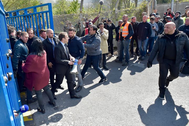 Emmanuel Macron arrive à l'usine Whirlpool d'Amiens (Somme), le 26 avril 2017. (MAXPPP)