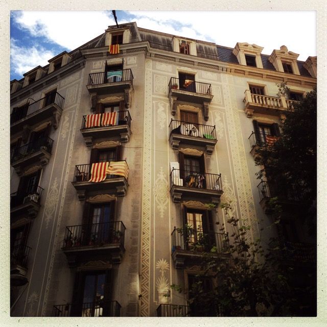 Dans les rues de Barcelone, les immeubles ont rev&ecirc;ti le drapeau catalan.&nbsp; (VINCENT DANIEL / FRANCETV INFO)