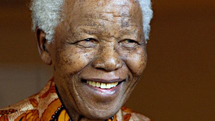 Nelson Mandela, le 26 octobre 2005, &agrave; Johannesbourg (Afrique du Sud).&nbsp; (GIANLUIGI GUERCIA / AFP)