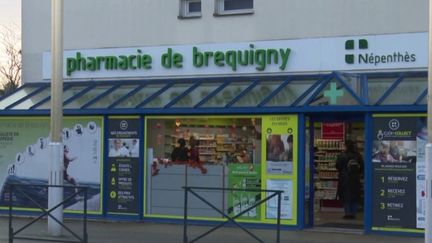 Depuis le début du mois de décembre, la circulation du Covid-19 est repartie à la hausse en Bretagne. Les pharmaciens peinent parfois à convaincre leurs patients de se faire vacciner. (FRANCEINFO)