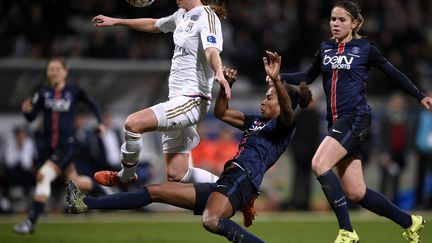 La Suédoise et Lyonnaise Lotta Schelin face à la Parisienne Laura Georges (FRANCK FIFE / AFP)