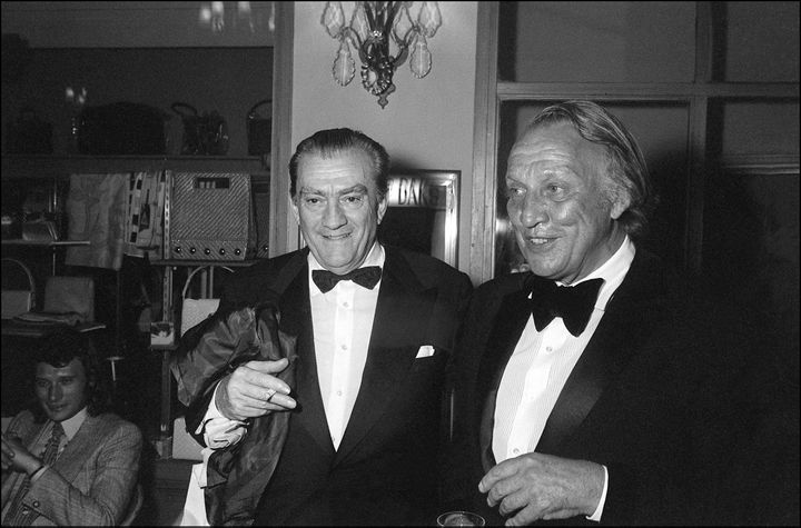 Les réalisateurs Joseph Losey (droite) et Luchino Visconti (gauche) lors du festival de Cannes 1971. (GABRIEL DUVAL / AFP)