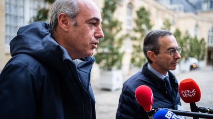 Olivier Marleix président du groupe LR à l'Assemblée nationale (à gauche) et Bruno Retailleau (à droite), son homologue au Sénat, à Matignon, le 13 octobre 2022. (XOSE BOUZAS / HANS LUCAS)