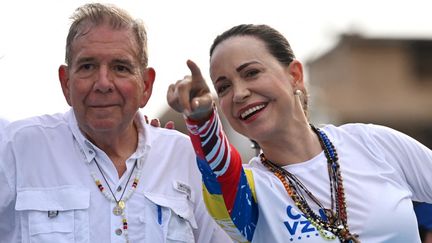 Le candidat de l'opposition vénézuélienne à la présidentielle, Edmundo Gonzalez Urrutia, et la cheffe de l'opposition, Maria Corina Machado, assistent à un rassemblement de campagne à Maracaibo (Venezuela), le 23 juillet 2024. (RAUL ARBOLEDA / AFP)