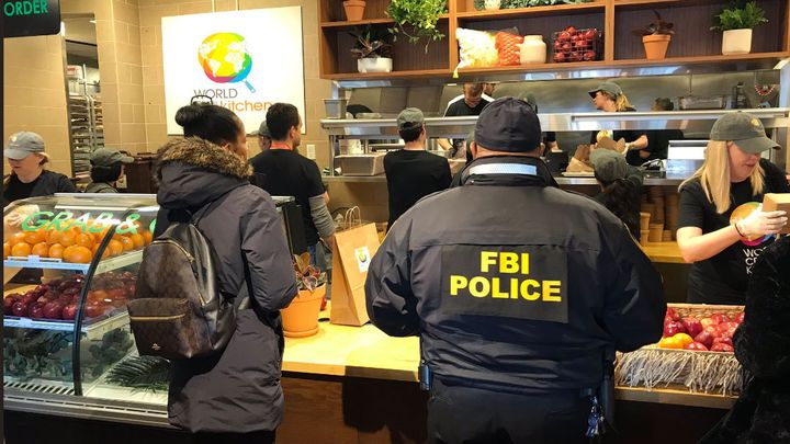 Le restaurant gratuit, pour des repas sur place ou à emporter, à Washington, en faveur des fonctionnaires touchés par le "shutdown".&nbsp; (GREGORY PHILIPPS / RADIO FRANCE)