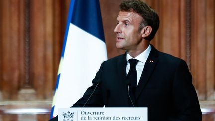 Emmanuel Macron, lors de la réunion des recteurs, à La Sorbonne, le 25 août 2022. (MOHAMMED BADRA / POOL)