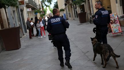 Les policiers en patrouille dans les rues de N&icirc;mes avant la F&eacute;ria le 21 mai 2015. (THIERRY THOREL / CITIZENSIDE.COM / AFP)