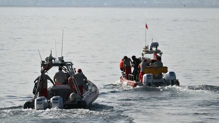 Les plongeurs quittent le port de Porticello près de Palerme, en Sicile, le 23 août 2024, quatre jours après le naufrage du yacht de luxe "Bayesian". (ALBERTO PIZZOLI / AFP)