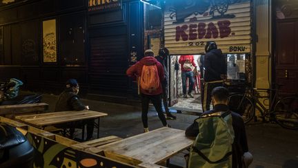 Des livreurs attendent leurs commandes devant un restaurant Kebab à Paris, le 22 octobre (photo d'illustration). (MICHAEL BUNEL / LE PICTORIUM / MAXPPP)