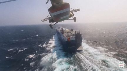 Les Houthis ont saisi le cargo Galaxy Leader transitant par la mer Rouge, après avoir menacé de cibler tous les navires détenus ou exploités par des sociétés israéliennes. Photo émise le 20 novembre 2023 par le centre des médias houthis. (HOUTHIS MEDIA CENTER / HANDOUT / MAXPPP)