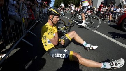 L'Allemand Tony Martin de l'&eacute;quipe&nbsp;Etixx-Quick Step apr&egrave;s sa chute lors de la sixi&egrave;me &eacute;tape du Tour de France, le 9 juillet 2015, au Havre (Seine-Maritime). (L'EQUIPE / BELGA MAG / AFP)