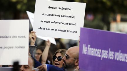 Des manifestants libanais antigouvernementaux devant l'ambassade de France à Beyrouth, le 11 décembre 2019. (JOSEPH EID / AFP)