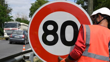 Des panneaux de limitation de vitesse à 80 km/h sont installés en bord de routes (PASCAL PAVANI / AFP)