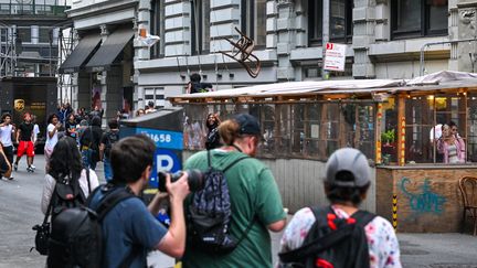 Des scènes de violence dans les rues de Manhattan,  le 4 août 2023, après un rassemblement lancé à l'appel d'un influenceur. (ALEXI J. ROSENFELD / GETTY IMAGES NORTH AMERICA)