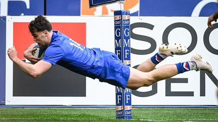 Damien Penaud marque un essai lors du match des Six Nations entre la France et le Pays de Galles, le 18 mars 2023 au Stade de France à Saint-Denis (Seine-Saint-Denis). (MATTHIEU MIRVILLE / AFP)