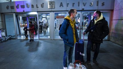 Des Russes qui se sont exilés en raison de la guerre en Ukraine arrivent à l'aéroport d'Erevan, en Arménie, le 10 mars 2022. (KAREN MINASYAN / AFP)