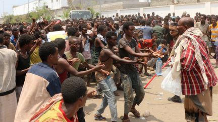 Migrants africains, principalement éthiopiens, parqués à l'intérieur du stade d'Aden, ville du sud du Yémen sur la mer Rouge. Distribution d'eau et de nourriture au compte-gouttes. Photo prise le 23 avril 2019. (- / AFP)