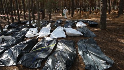 Des corps des résidents d'Izioum, dans la région de Kharkiv, en Ukraine, le 19 septembre 2022.&nbsp; (VYACHESLAV MADIYEVSKYY / NURPHOTO / AFP)