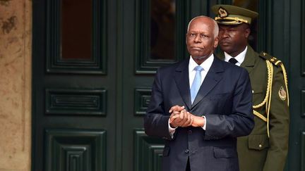 Le président angolais José Eduardo Dos Santos dirige le pays d'une main de fer depuis 1979 et contrôle tous les organes de l'Etat.  (ALAIN JOCARD / AFP)