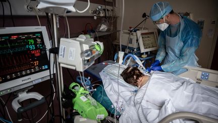 Un patient atteint du Covid-19 en réanimation, à l'hôpital Lyon-Sud (Rhône), le 7 avril 2021. (JEAN-PHILIPPE KSIAZEK / AFP)