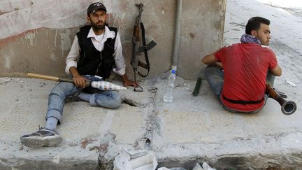 Des combattants rebelles se reposent dans une rue du quartier de Salaheddine, &agrave; Alep (Syrie). (GORAN TOMASEVIC / REUTERS)