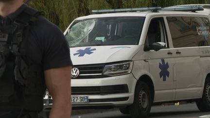 À Lyon (Rhône), deux mineurs qui se déplaçaient sur la même trottinette ont été renversés lundi 22 août par une ambulance en intervention. Les deux victimes sont décédées.&nbsp; (CAPTURE ECRAN FRANCE 2)