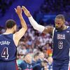 Stephen Curry et LeBron James lors du match des Jeux olympiques entre les Etats-Unis et la Serbie, le 28 juillet 2024 à Villeneuve-d'Ascq (Nord). (LAURENT SANSON / PANORAMIC / DPPI / AFP)