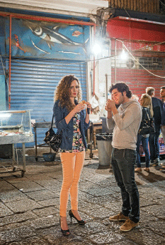 La place du marché Vucciria, rendez-vous des jeunes, le soir. (GEO)