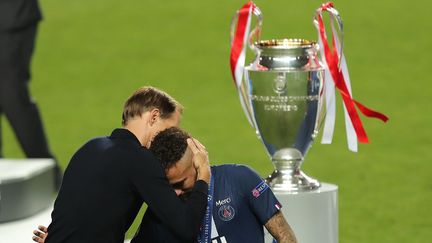 L'entraîneur Thomas Tuchel réconfortant Neymar à la sortie du terrain. (MIGUEL A. LOPES / AFP)