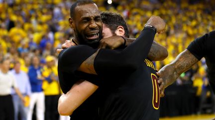 La joie immense de LeBron James au coup de sifflet final dans les bras de Kevin Love (EZRA SHAW / GETTY IMAGES NORTH AMERICA)