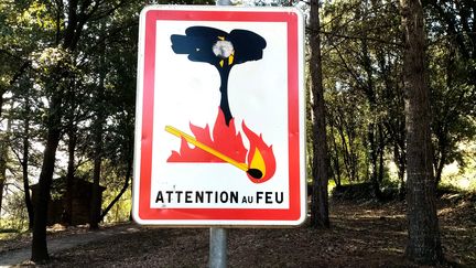 Panneau de signalisation&nbsp;contre les feux de forêt. (GERARD HOUIN / MAXPPP)