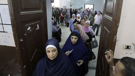 Des femmes &eacute;gyptiennes font la queue &agrave; un bureau de vote du Caire, le 24 mai. (AMR NABIL / AP / SIPA)