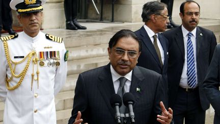 Le pr&eacute;sident pakistanais, Asif Ali Zardari, s'exprime dans la cour de l'Elys&eacute;e apr&egrave;s avoir rencontr&eacute; Nicolas Sarkozy, le 2 ao&ucirc;t 2010. (REMY DE LA MAUVINIERE / AP / SIPA)