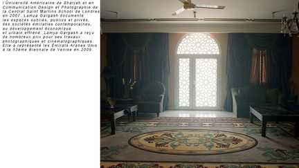 En photographiant, les «Majlis», salons de conversation émiratis où il est d’usage de recevoir les invités pour discuter, Lamya Gargash explore la tradition du pays et sa sphère intime. Montrer à voir ces lieux clos est une manière de révéler de l’intérieur certaines problématiques culturelles et identitaires propres aux pays du Golfe. (Lamya Gargash)