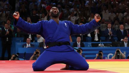 Teddy Riner après son sacre olympique aux JO de Paris, le 2 août 2024, à l'Arena Champ-de-Mars. (JACK GUEZ / AFP)