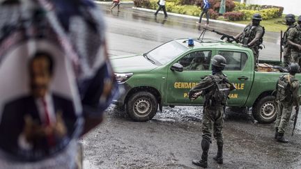 L'armée camerounaise dans les rues de Buea, cœur de la révolte anglophone. (MARCO LONGARI)