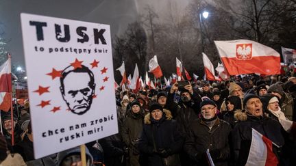 "Tusk est un monstre sournois. Il veut nous donner la paix russe". Des militants du parti Droit et Justice manifestent contre la restructuration des médias publics à Varsovie, en Pologne, le 11 janvier 2024. (WOJTEK RADWANSKI / AFP)