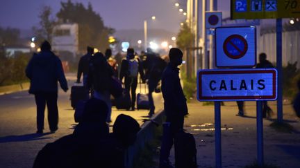 Des migrants quittent la ville de Calais le 24 octobre 2016 (PHILIPPE HUGUEN / AFP)