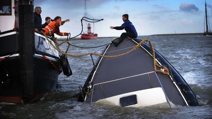 Des sauveteurs viennent au secours d'un marin en d&eacute;tresse dans le port d'Harlingen (Pays-Bas), le 22 octobre 2014. (  MAXPPP)