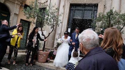 Un couple se marie avec ses invités. (KAVEH KAZEMI / GETTY IMAGES EUROPE)